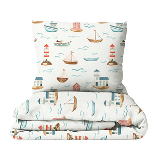 Leslis Bettwäsche „Am Meer“ mit Leuchttürmen und Segelbooten, zwei Größen, wahlweise Satin‑Baumwolle oder Musselin, OEKO‑TEX zertifiziert, GOTS‑Farben, individuell auf Bestellung gefertigt.
