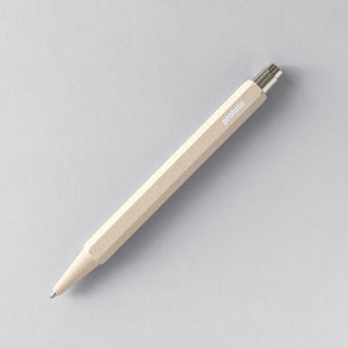 Kreislauf Kugelschreiber in Natur, natürliche matte Oberfläche, nachhaltiges Design, Nahaufnahme auf Recyclingpapier, Tageslicht
