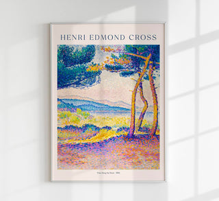 Pines Along the Shore von Henri Edmond Cross als Fine Art Canvas Poster: Pointillistische sonnige Pinienküste mit funkelnden Farbpunkten für maritime Kunstliebhaber.