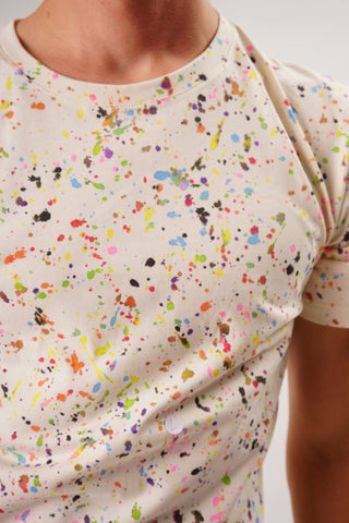 Starstyling T‑Shirt, im Berliner Atelier per Drip-Technik handbemalt; unisex Relaxed Fit mit partiell strukturierter Oberfläche – abstrakte Kunst zum Tragen.
