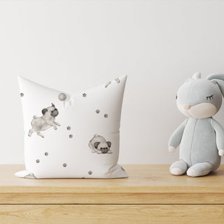 Dekokissen „Süßer Mops“, 100 % Baumwolle, 40×40 cm, ohne Füllung, niedliche Möpse mit Pfotenabdrücken – weiche, behagliche Kuschelecke fürs Kinderzimmer.
