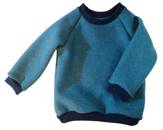 Pullover aus blauer Bio-Wolle im Wollwalk-Design, für Babys und Kinder, mit weitem, längerem Schnitt und kuschelig-weichem Tragegefühl als wärmende Schicht an kühlen Tagen.
