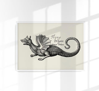 Antikes Drachenmotiv im Vintage-Illustrationsstil: fliegender Drache mit dynamischer Silhouette und feiner Linienzeichnung, als Kunstdruck in verschiedenen Größen, ohne Rahmen.
