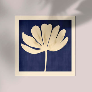 White Leaf in Blue Squared Print – Fine Art Print | Modernes Design | Geometrische Kunst