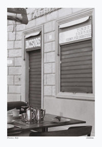 Coffee in Florence Poster by Cannanas – Kunstdruck Schwarz-Weiß — Ansicht 4