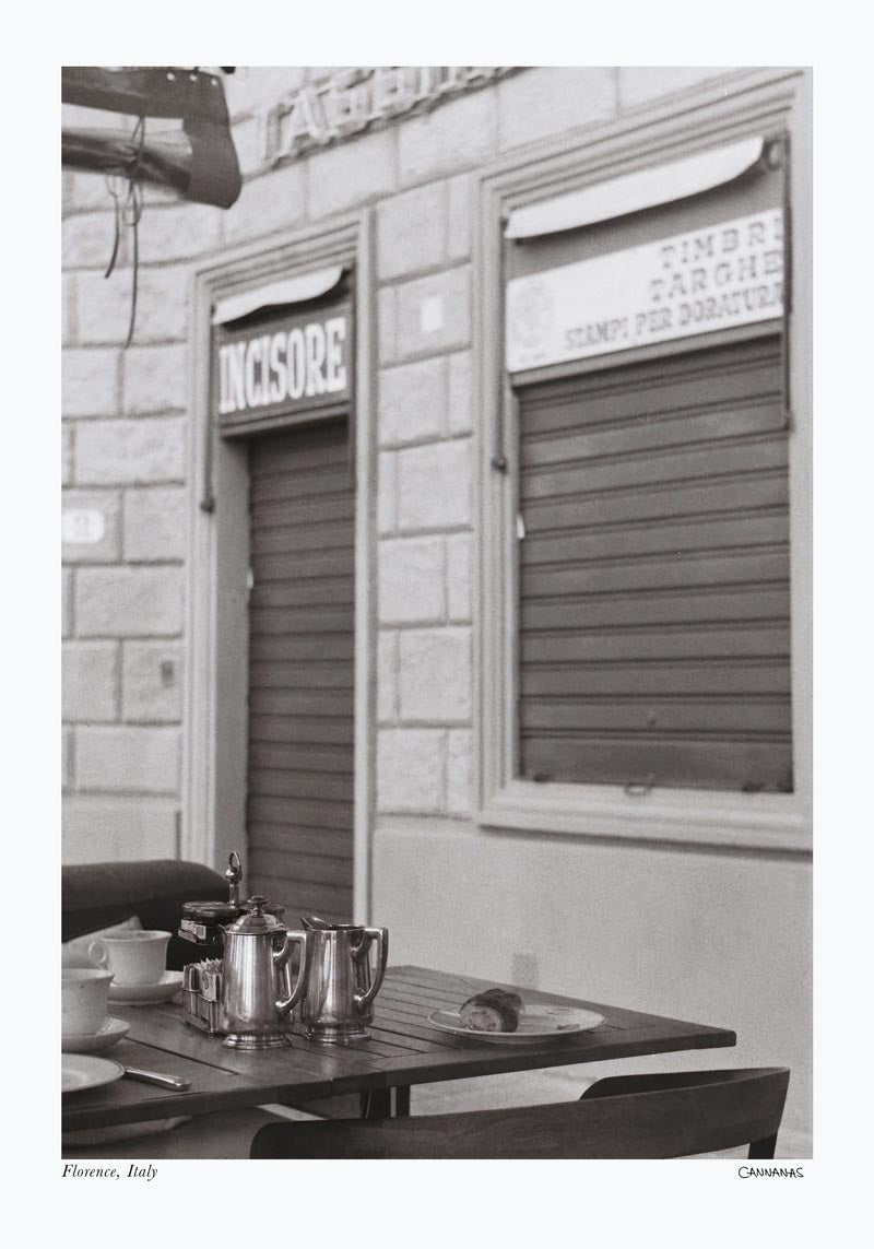 Coffee in Florence Poster by Cannanas – Kunstdruck Schwarz-Weiß — Ansicht 4
