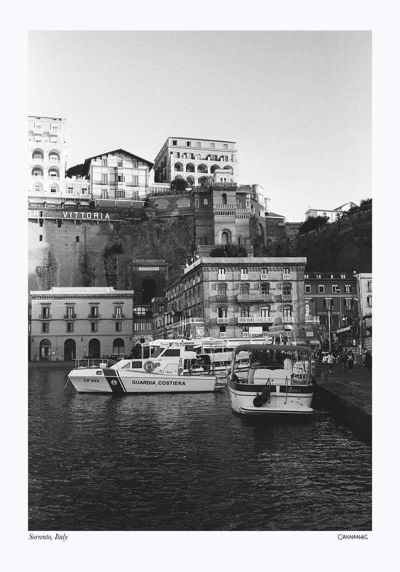 Sorrento, Italy Poster by Cannanas – Schwarz-Weiß Fotografie — Ansicht 4