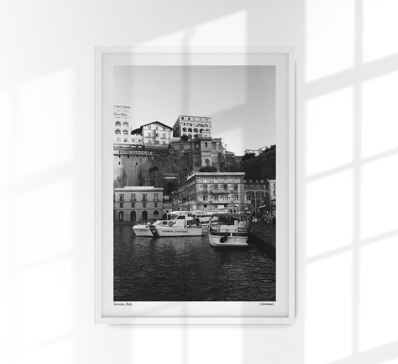 Sorrento, Italy Poster by Cannanas – Schwarz-Weiß Fotografie — Patroa Studio