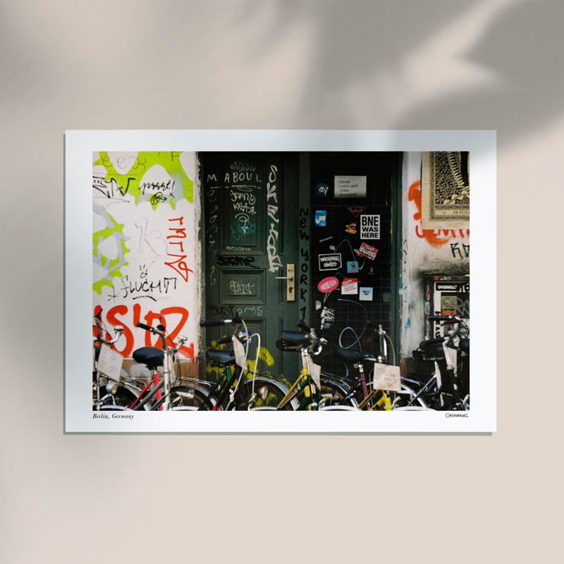 Bikes in Berlin Poster by Cannanas – Kunstdruck — Ansicht 3