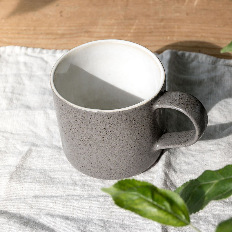 Steingut-Tasse Ddoria – Granit Grau, handgefertigt in Portugal — Ansicht 3