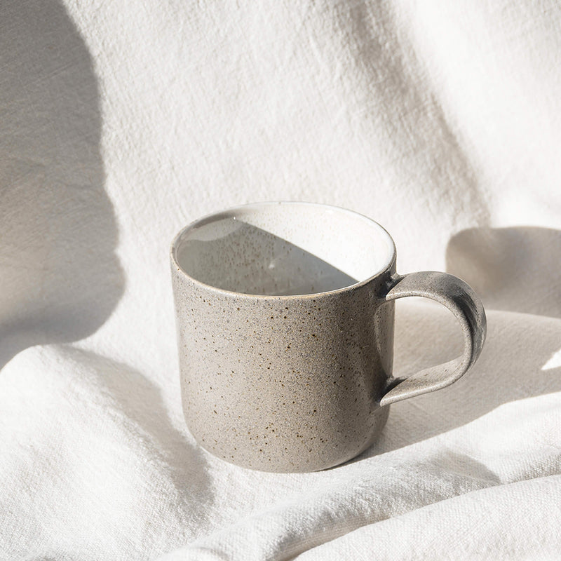 Steingut-Tasse Ddoria – Granit Grau, handgefertigt in Portugal — EDDA Stoneware