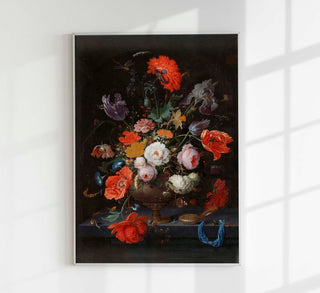 Barockes Blumenstillleben mit üppigem Bouquet, feinen Insekten und symbolhafter Taschenuhr nach Abraham Mignon, als detailreicher Fine-Art-Kunstdruck für botanisch inspirierte, elegante Wohn- und Galerieräume.
