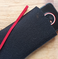 Felt Sleeve 22 Black – Handmade Protective Case with Red Strap for Volla Phone 22 — Ansicht 4