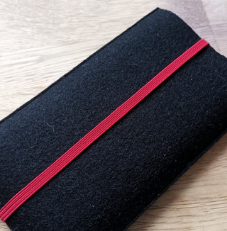 Filzhülle X23 – Schwarz | Rotes Band | Handgefertigt