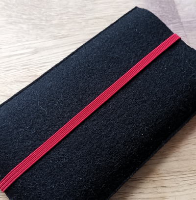 Felt Sleeve 22 Black – Handmade Protective Case with Red Strap for Volla Phone 22
