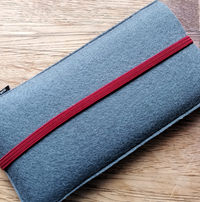 Felt Sleeve X23 Grey – Handcrafted Wool Felt with Red Safety Strap — Ansicht 3
