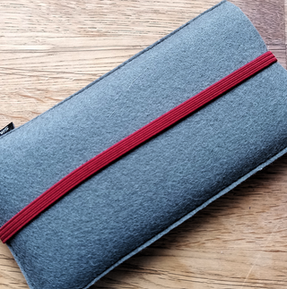 Filzhülle X23 – Grau | Rotes Band | Handgefertigt