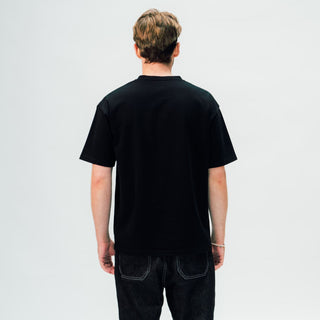 schwarzes arrel unisex oversized t-shirt am männlichenModel von hinten
