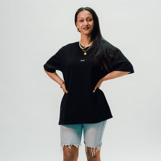 schwarzes arrel unisex oversized t-shirt am weiblichen Model von vorne