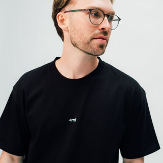 schwarzes arrel unisex oversized t-shirt am männlichen Model von vorne