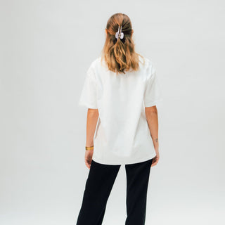 arrel unisex oversized t-shirt weiß am weiblichen Model von hinten