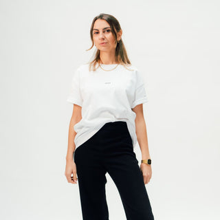 arrel unisex oversized t-shirt weiß cropped mit arrel design auf der brust am weiblichen Model 