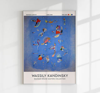 Sky Blue Fine Art Print nach Wassily Kandinsky mit harmonischen Blautönen, abstrakten Formen und seidenmatter Oberfläche für beruhigende Interiors
