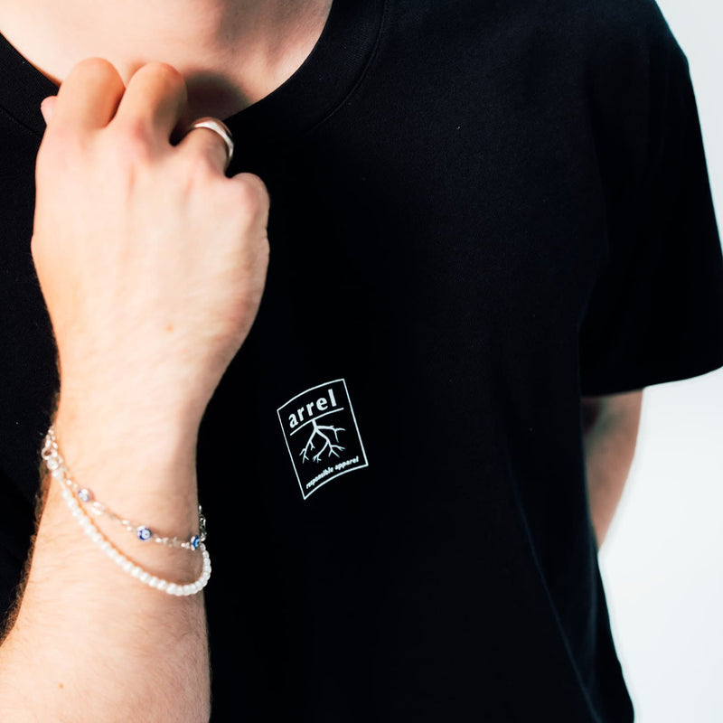 "don't be racist" Unisex Oversized Organic Cotton T-Shirt Black — Ansicht 7