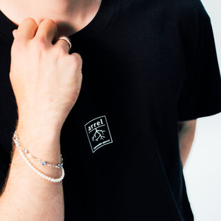 Nahaufnahme des schwarzes don't be racist t-shirt mit arrel logo für Männer