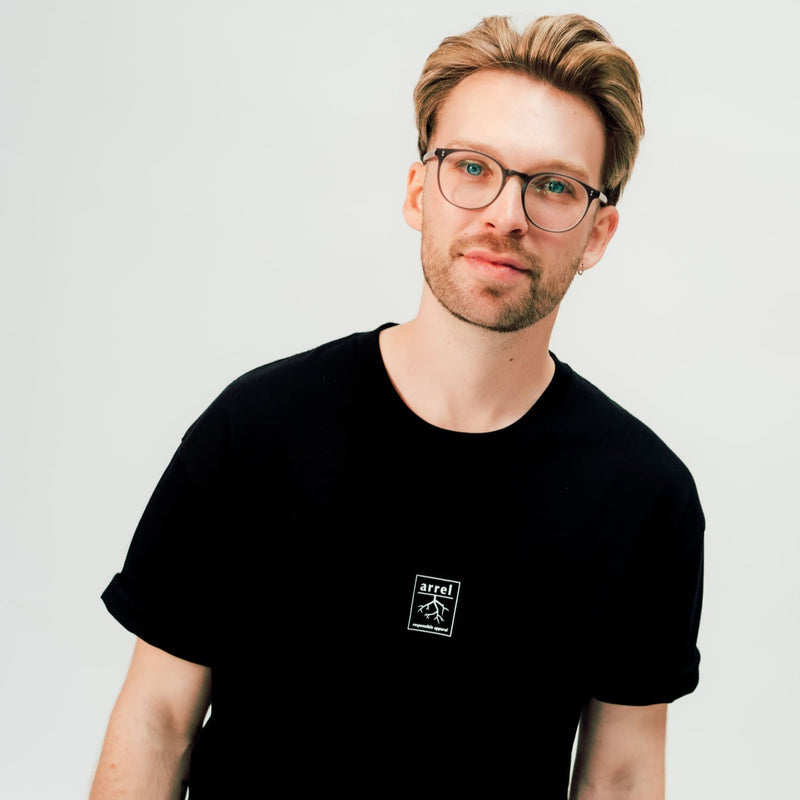 "don't be racist" Unisex Oversized Organic Cotton T-Shirt Black — Ansicht 4