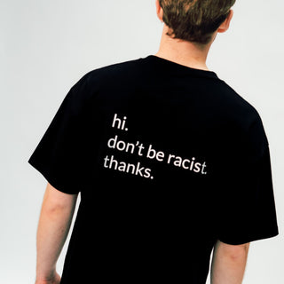 don't be racist unisex oversized t-Shirt für Männer in schwarz von hinten