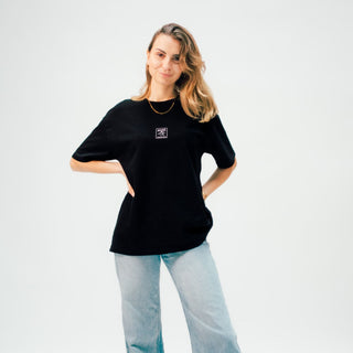 don't be racist unisex oversized t-Shirt für Frauen in schwarz mit arrel logo