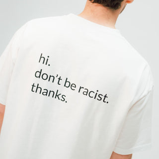 don't be racist unisex statement shirt weiß von hinten an einem Mann