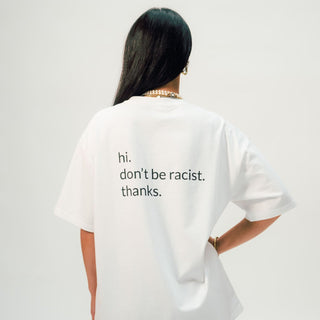 don't be racist unisex statement shirt weiß von hinten an einer Frau