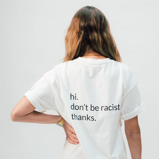 don't be racist oversized unisex statement shirt weiß von hinten an einer Frau