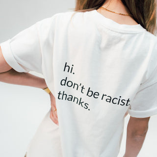 Detailaufnahme des don't be racist oversized unisex statement shirt weiß von hinten an einer Frau