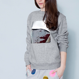 Unisex Sweater mit großem Square‑Frontprint in vorgecrunchter Metallic‑Folie; relaxed Fit, weicher Sweat, Patina‑Effekt entwickelt sich über Zeit.
