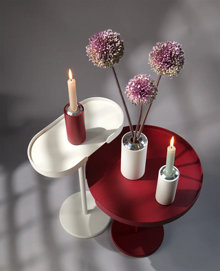 Twist Kerzenständer mit Stabkerze auf Beistelltischen Stan und Ollie – elegant und reduziert