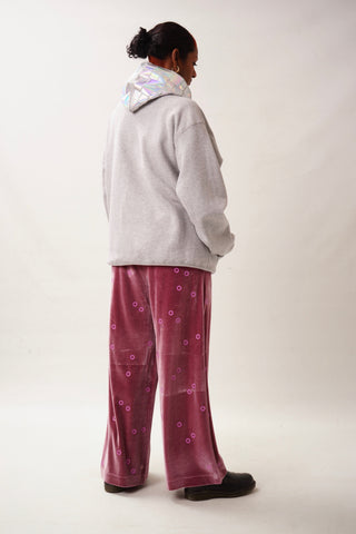 Unisex Hoody mit handgesetztem Mosaik‑Folienprint auf der Kapuze und großer Kängurutasche; weicher Sweat, klarer Fit, subtiler Reflex‑Effekt bei Licht.
