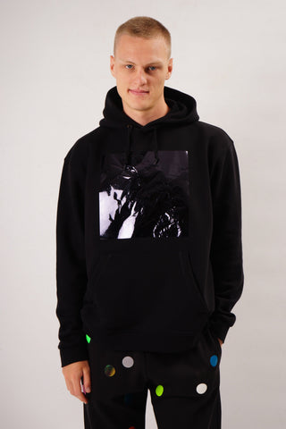 Unisex Hoody mit großem Square‑Frontprint in vorgecrunchter Metallic‑Folie; relaxed Fit, weicher Sweat, Patina‑Effekt entwickelt sich mit dem Tragen.
