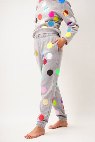 Unisex Joggers mit multicolor Glitter‑Balls allover, elastischem Bund und Seitentaschen – handgemachte, funkelnde Statement‑Hose für Street, Club und Bühne.
