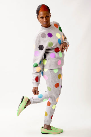 Unisex Jogpants mit multicoloren Glitzerpunkten allover; weicher, elastischer Sweat, entspannter Jogger‑Fit, Seitentaschen und maximaler Eyecatch‑Effekt bei Licht.
