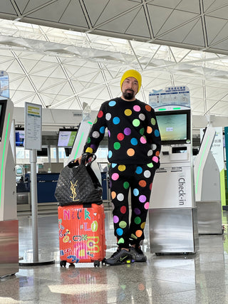 Unisex Sweater mit multicoloren Glitzerpunkten allover; weicher, warmer Sweat, flexibler Glitter‑Print, festlicher Look – Handwäsche separat empfohlen.
