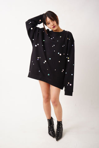 Unisex Sweater mit handplatzierten holografischen Punkten in verschiedenen Größen, locker im Relaxed Fit getragen, erinnert optisch an einen funkelnden Sternenhimmel.
