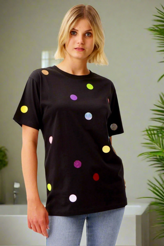 Unisex T‑Shirt mit handgedruckten Multifoil‑Punkten allover (Glow, Reflect, Mirror, Glitter, Holo, matt, shiny) auf weichem Baumwoll‑Jersey – ikonischer Klassiker.
