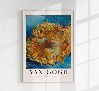 Sunflower in Blue Exhibition Art Poster by Van Gogh, Fine-Art-Kunstdruck mit Sonnenblume vor blauem Hintergrund im Ausstellungsposter-Design auf säurefreiem Papier oder Canvas
