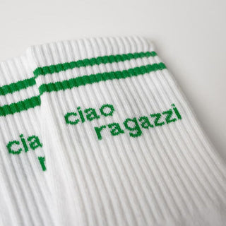 Nahaufnahme der ciao ragazzi socken in weiß mit grünem design von arrel