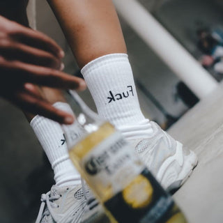 .kcuF Statementsocken von arrel mit Sneaker und Flasche