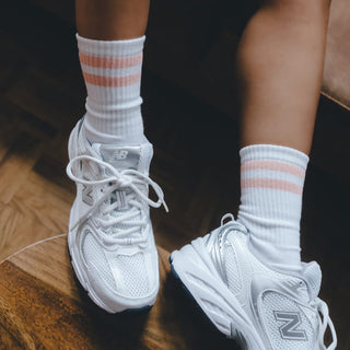 peach fuzz Premium Socken von arrel mit Sneaker vor Holzboden