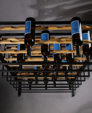 Draufsicht des Weinregals Barrique – hochwertige Verarbeitung in Metall und Eichenholz